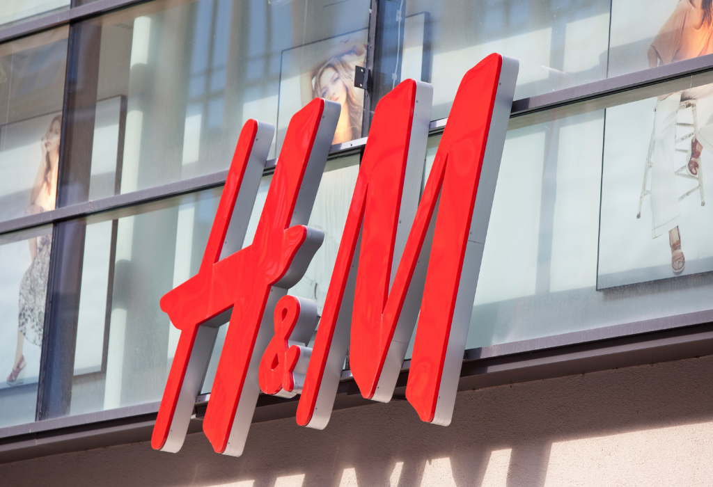 Moda sustentável: máquina da H&M transforma os pulôveres antigos dos clientes em novos