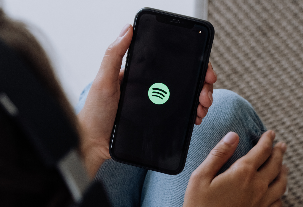 À medida que as ações caem, a receita da Spotify atinge crescimento no final do ano